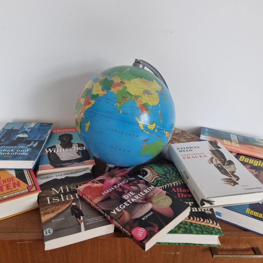 Bücherstapel mit Globus