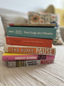 Buchstapel Luise August und Septemerb 2026